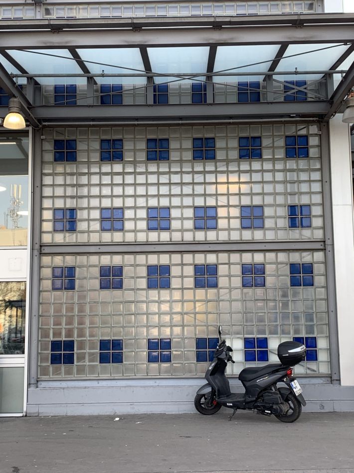 glasbausteine-blau-transparent-kaufland-berlin-fassade-detail