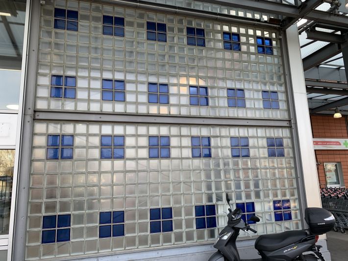 glasbausteine-kaufland-berlin-fassade-seitlich-detail