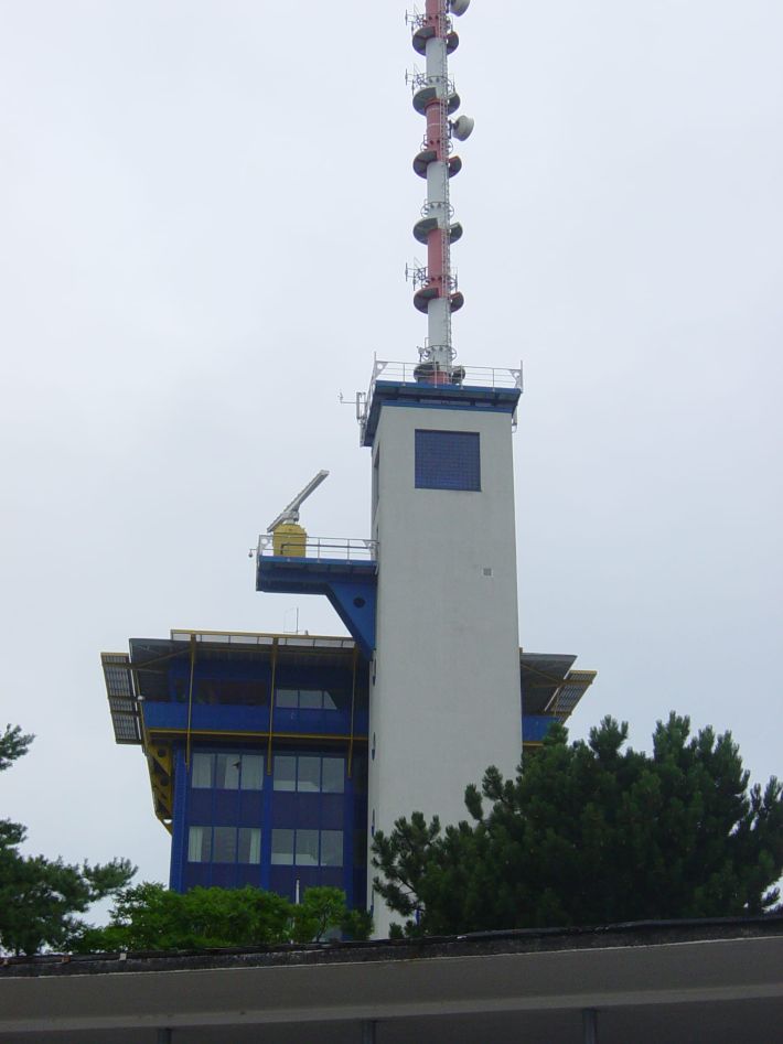 glasbausteine-lotsenturm-warnemuende-gesamtansicht-sendemast