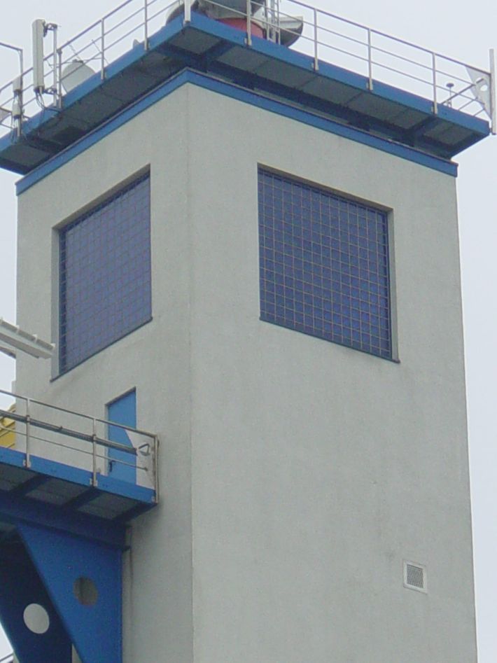 glasbausteine-lotsenturm-warnemuende-turmkopf-detail-blau
