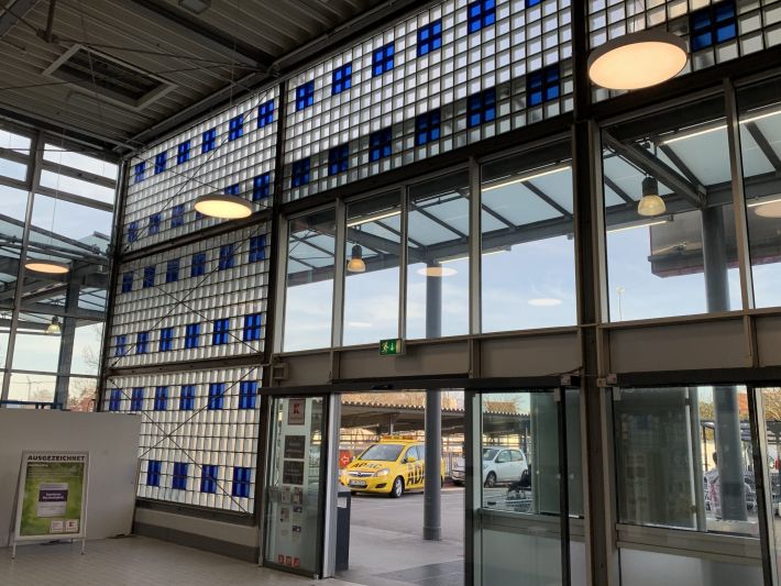 glasbausteinwand-kaufland-berlin-innen-eingangsbereich