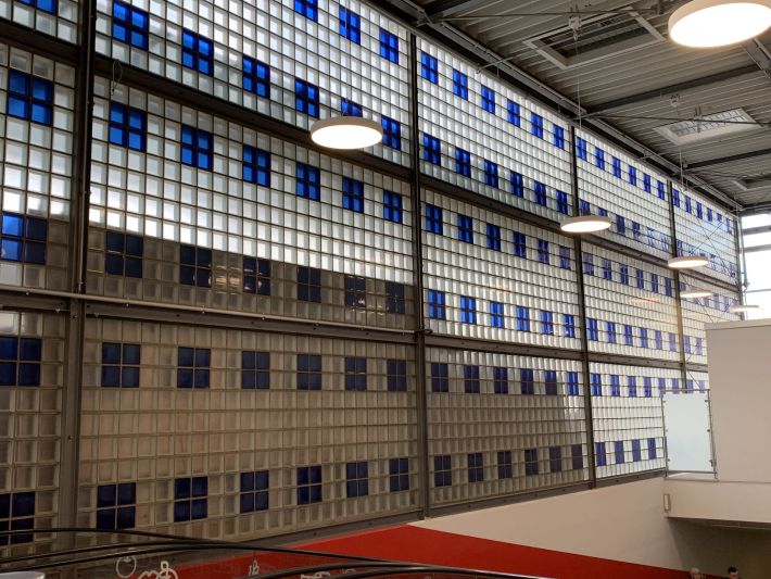 glasbausteinwand-kaufland-berlin-innen-grossflaeche-hallenbeleuchtung