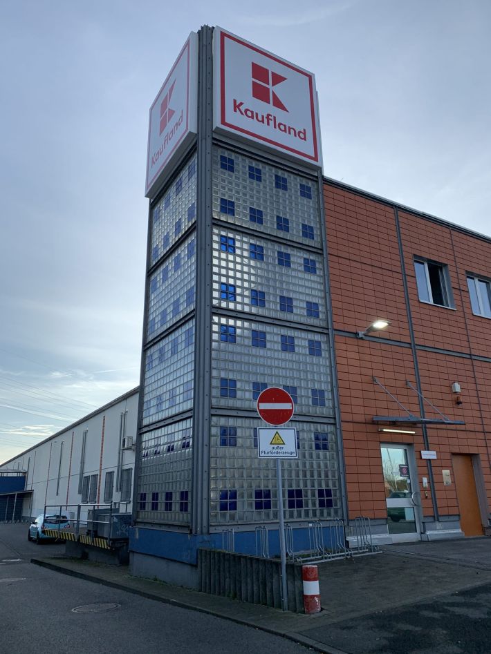 glasbausteinwand-kaufland-berlin-pylone-aussenansicht-abend
