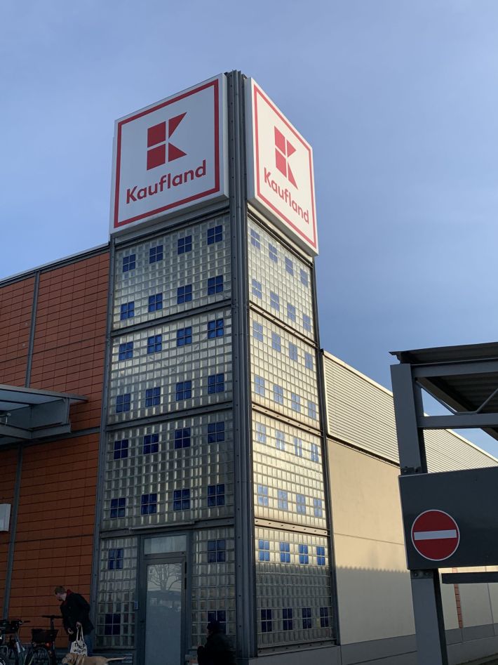 glasbausteinwand-kaufland-berlin-pylone-tageslicht