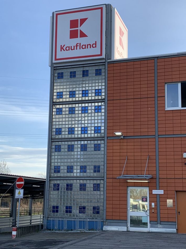glasbausteinwand-kaufland-romain-rollerstr-berlin-eingang