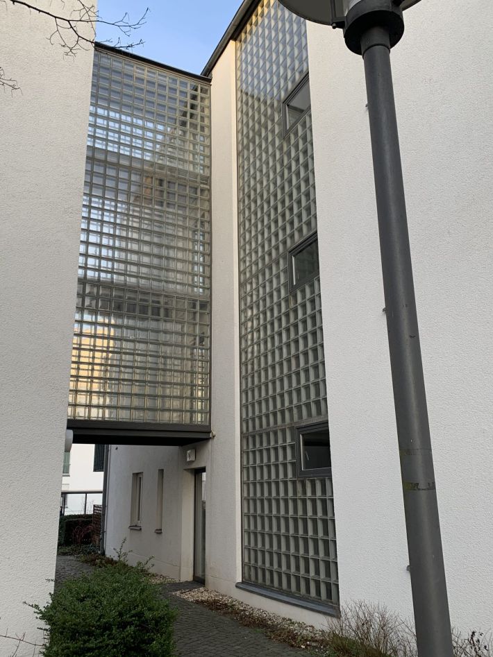 glasbausteinwand-wohngebaeude-karow-nord-berlin-aussenansicht