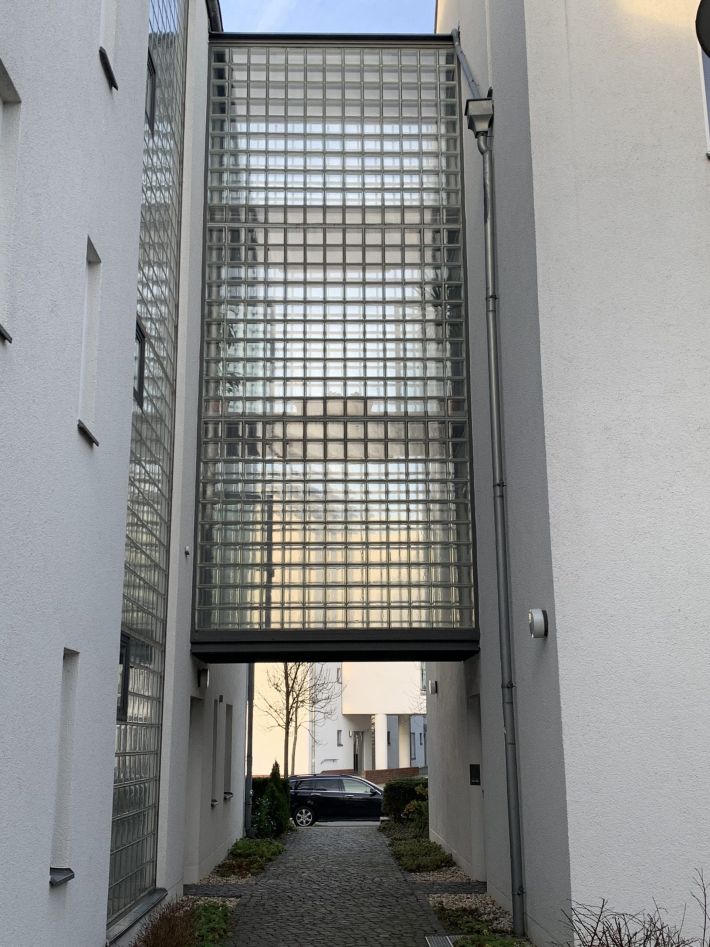 glasbausteinwand-wohngebaeude-karow-nord-berlin-innenhof-durchgang
