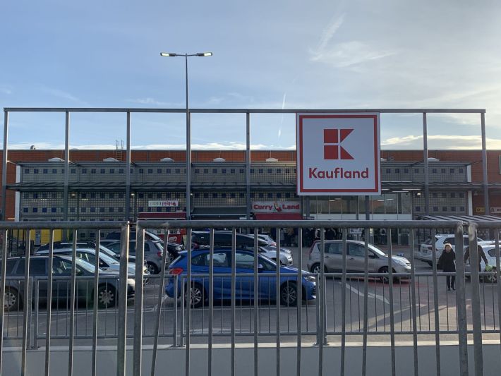 glassteinwand-kaufland-berlin-aussenansicht-gesamtgebaeude