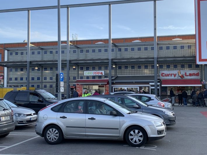 glassteinwand-kaufland-berlin-fassade-frontansicht-parkplatz