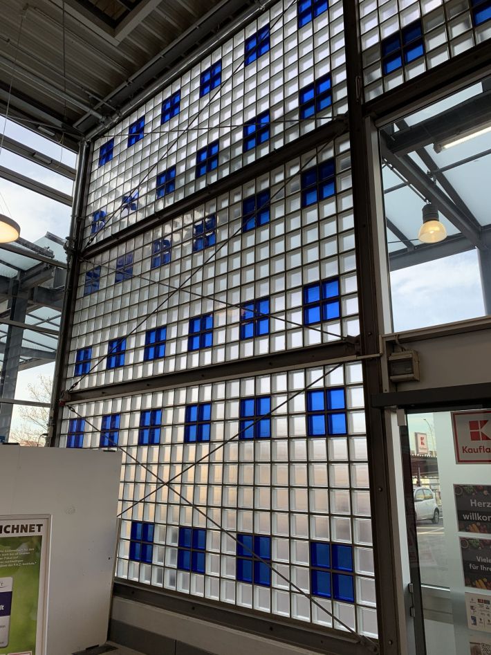 glassteinwand-kaufland-berlin-innenansicht-hochformat