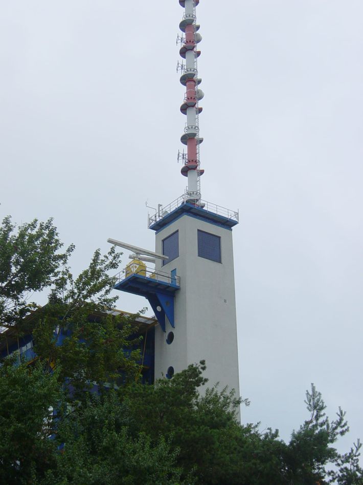 glassteinwand-lotsenturm-warnemuende-seitenansicht-baeume