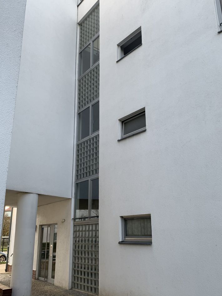 glassteinwand-treppenhaus-karow-nord-berlin-vertikal-schmal