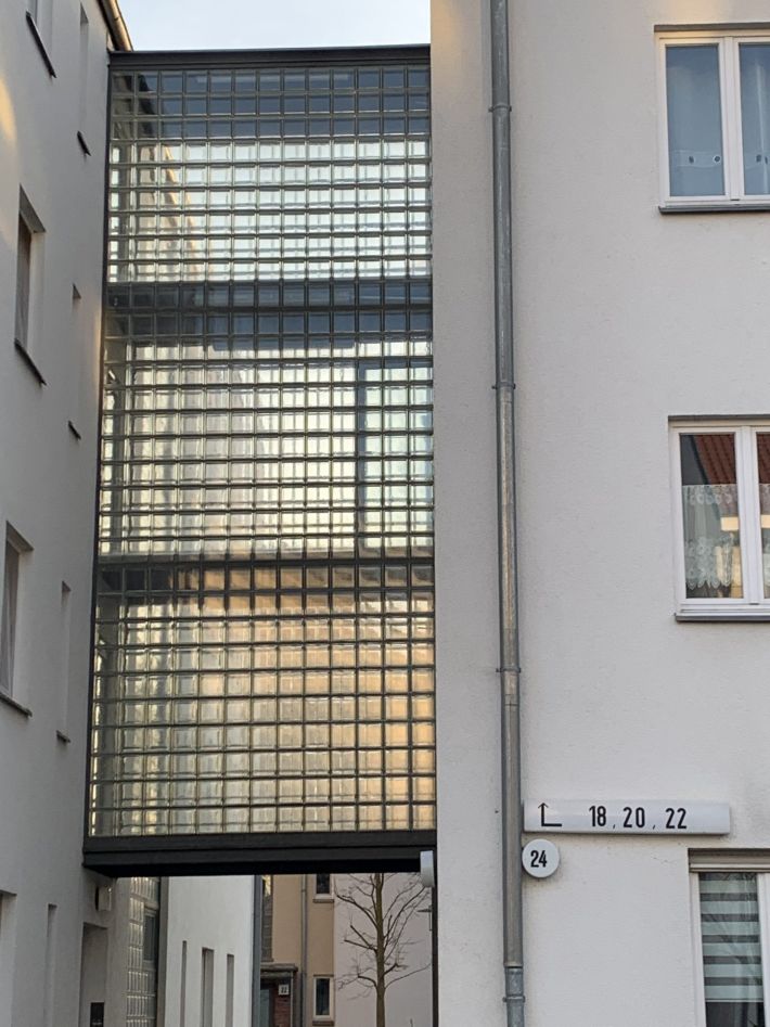glassteinwand-wohngebaeude-karow-nord-berlin-innenhof-abendsonne