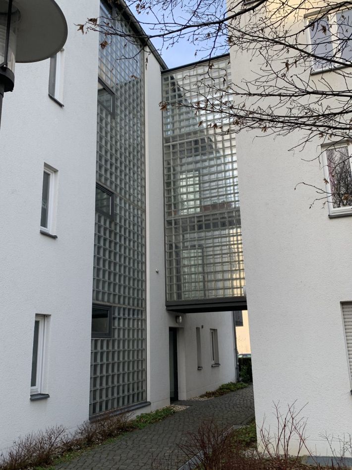 glassteinwand-wohngebaeude-karow-nord-berlin-zwei-waende-aussen